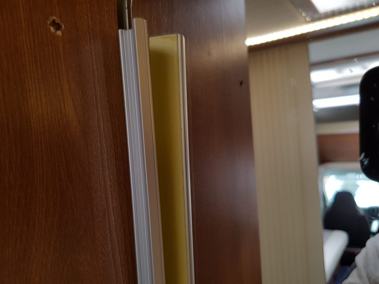 Der LED Stripe in die Schiene einkleben. Dazu befindet sich auf der