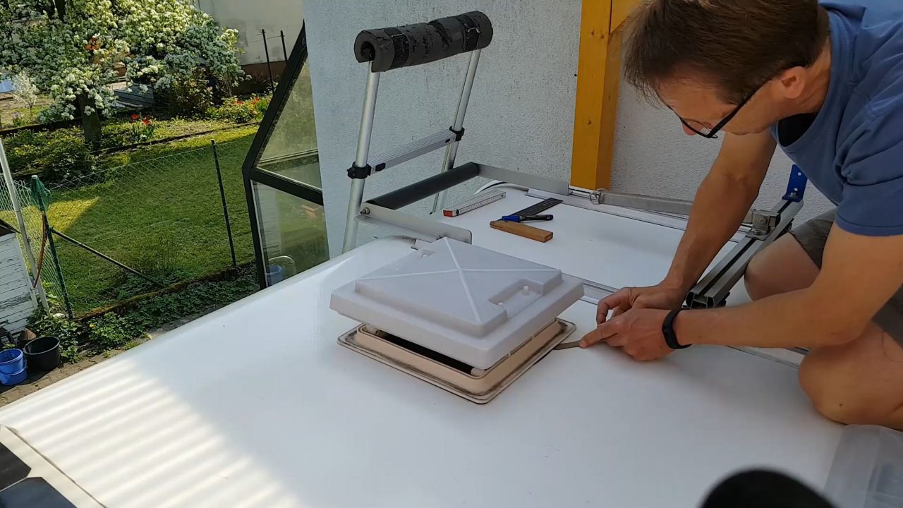 Erstaunlich schnell löst sich das alte Fenster.