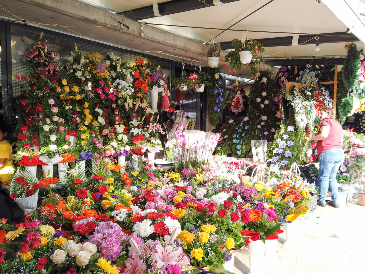 Blumengestecke auf dem Markt