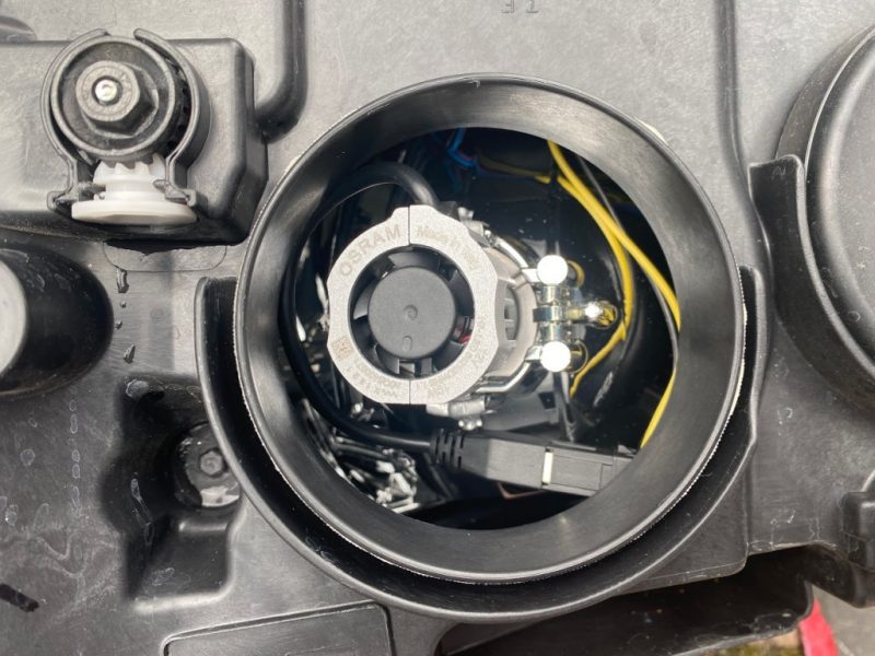 LED-Lampe fertig im Scheinwerfer eingesetzt