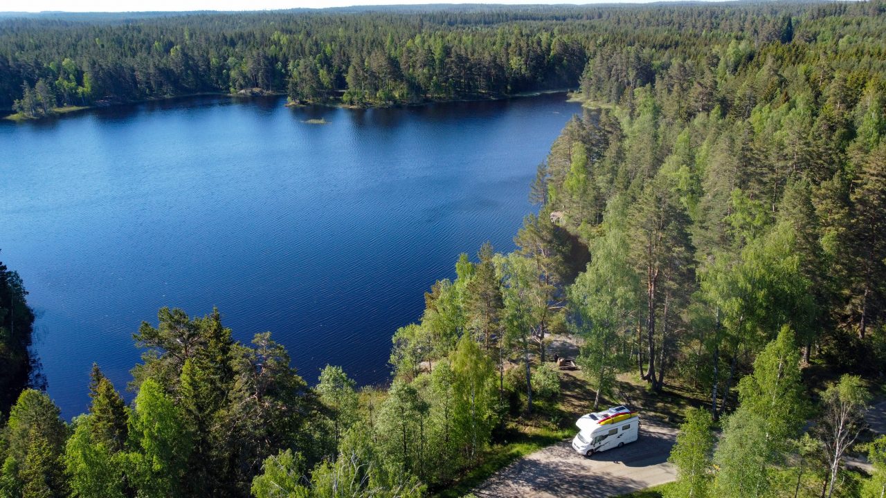 Mitten im Wald findet sich oft ein See