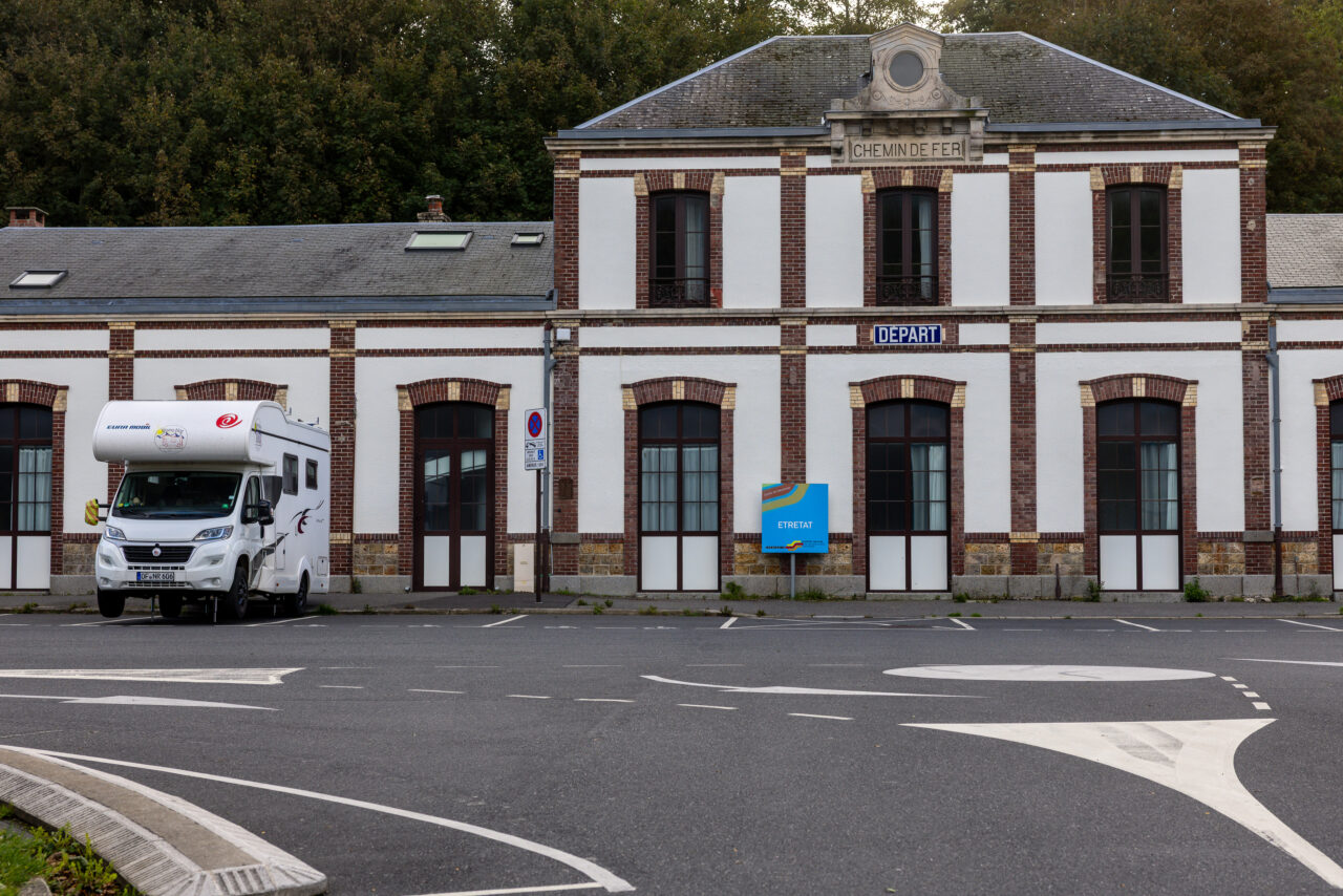 Wohnmobil parkt am Bahnhof von Étretat
