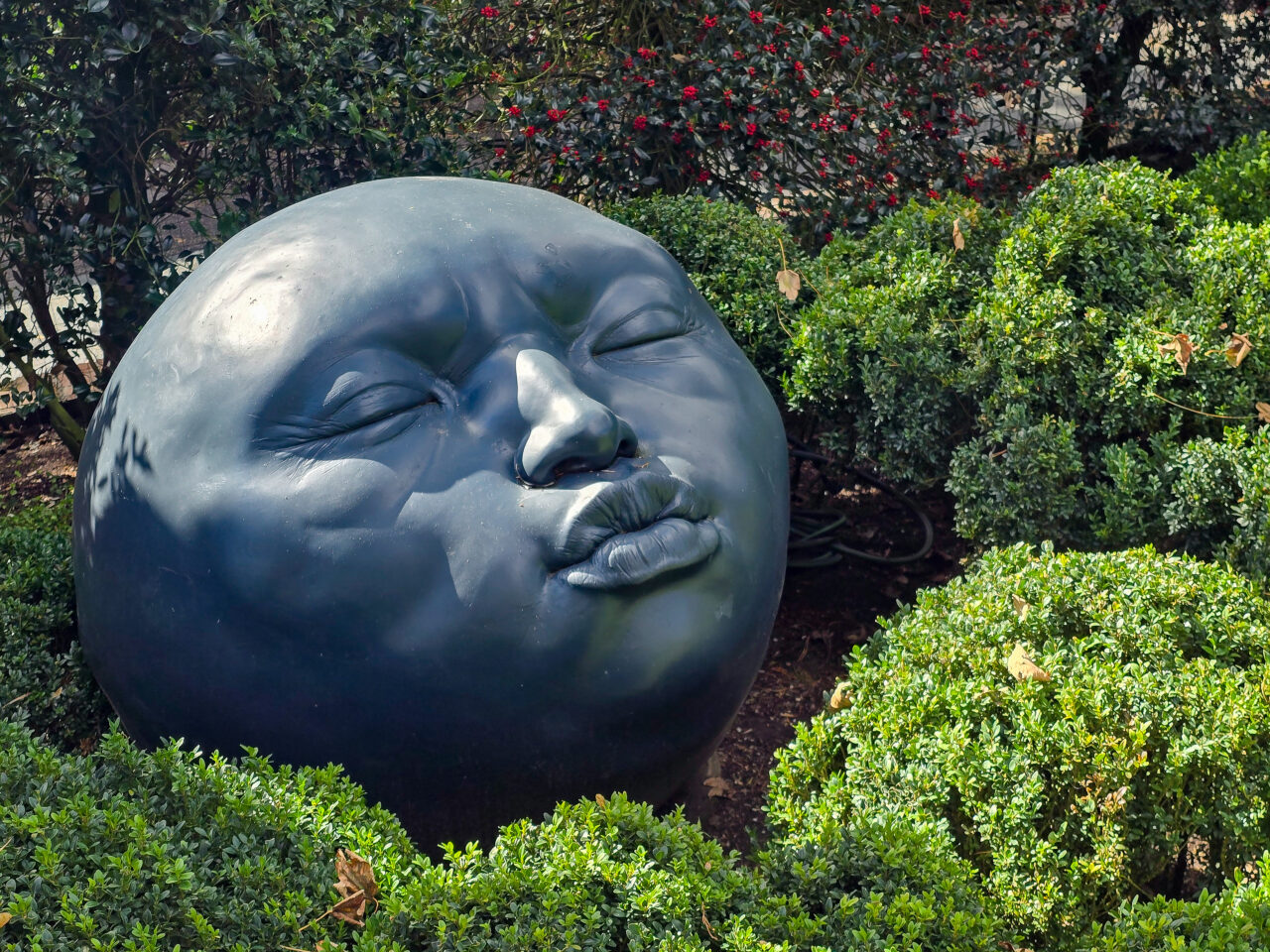 Gesichtsskulptur in den Jardins d'Étretat