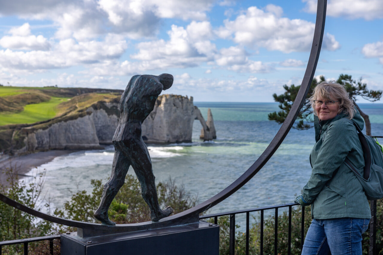 Ringskulptur in den Jardins d'Étretat