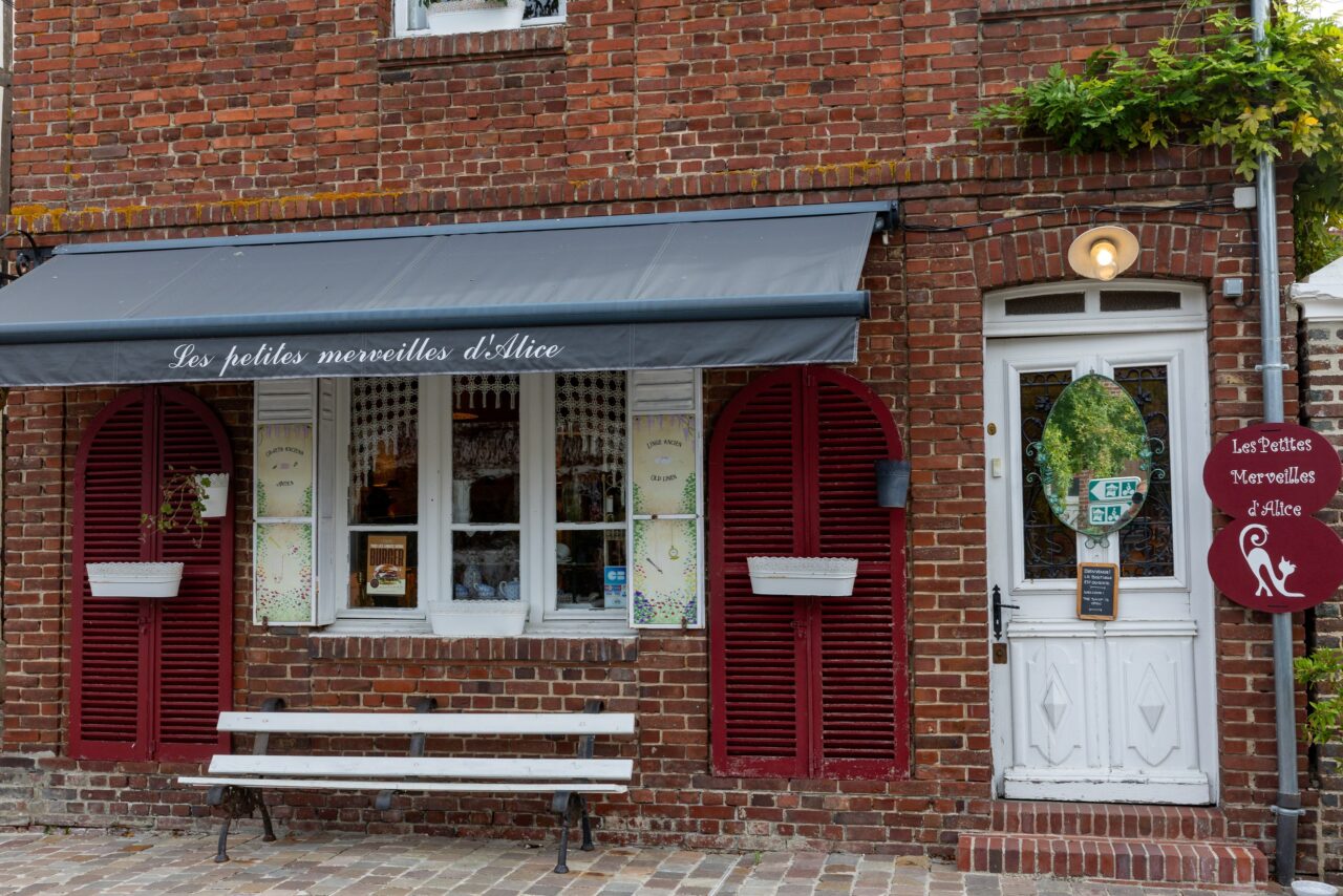 Laden „Les petites merveilles d’Alice“ mit roten Fensterläden