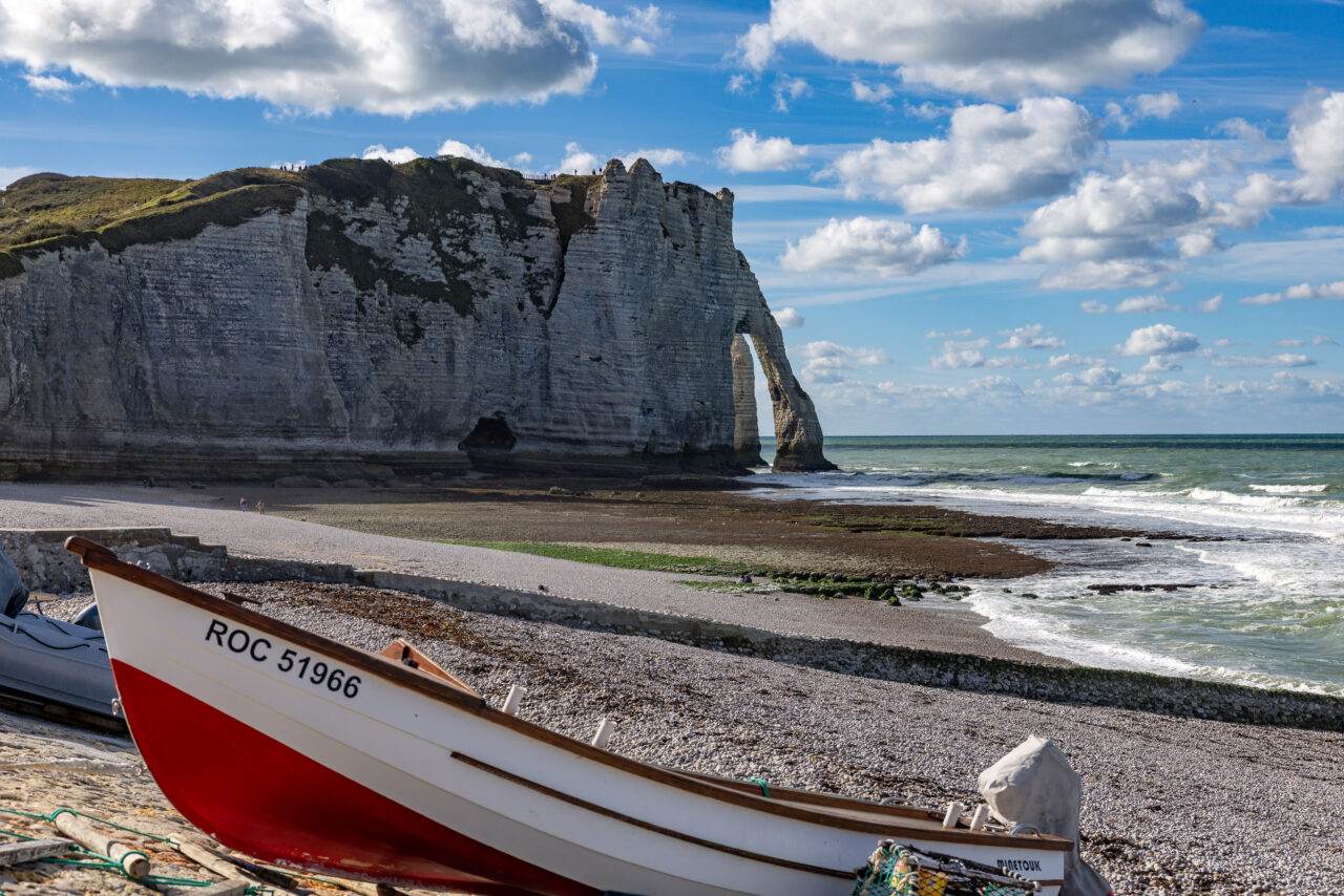 Boote am Kieselstrand von Étretat