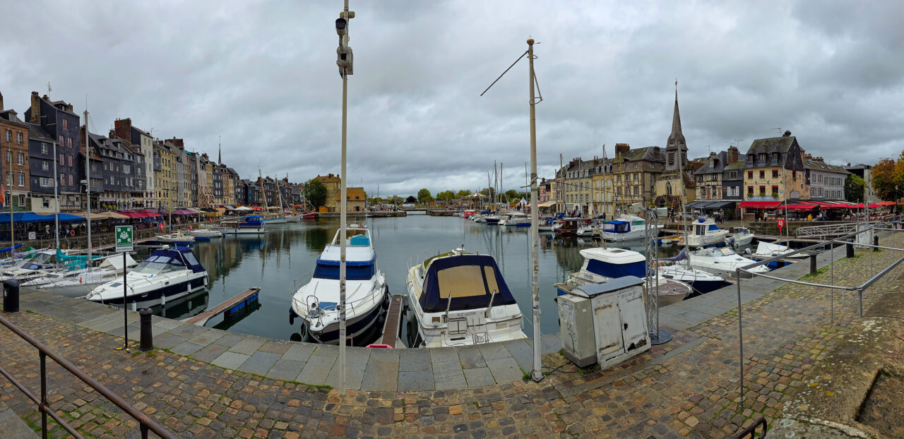 Panorama des Hafenbeckens Vieux Bassin in Honfleur