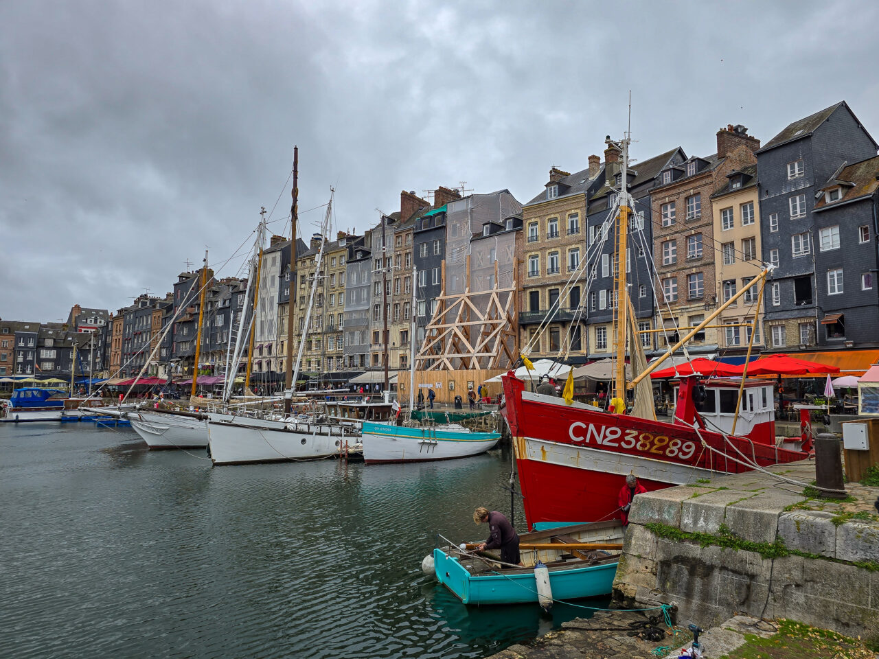 Kai mit rotem Boot in Honfleur