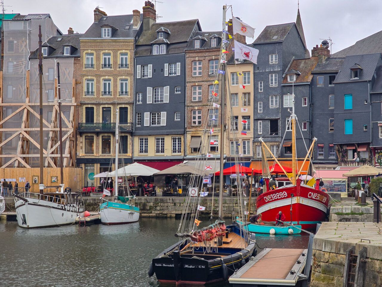 Schmale Häuserfront am Hafen von Honfleur