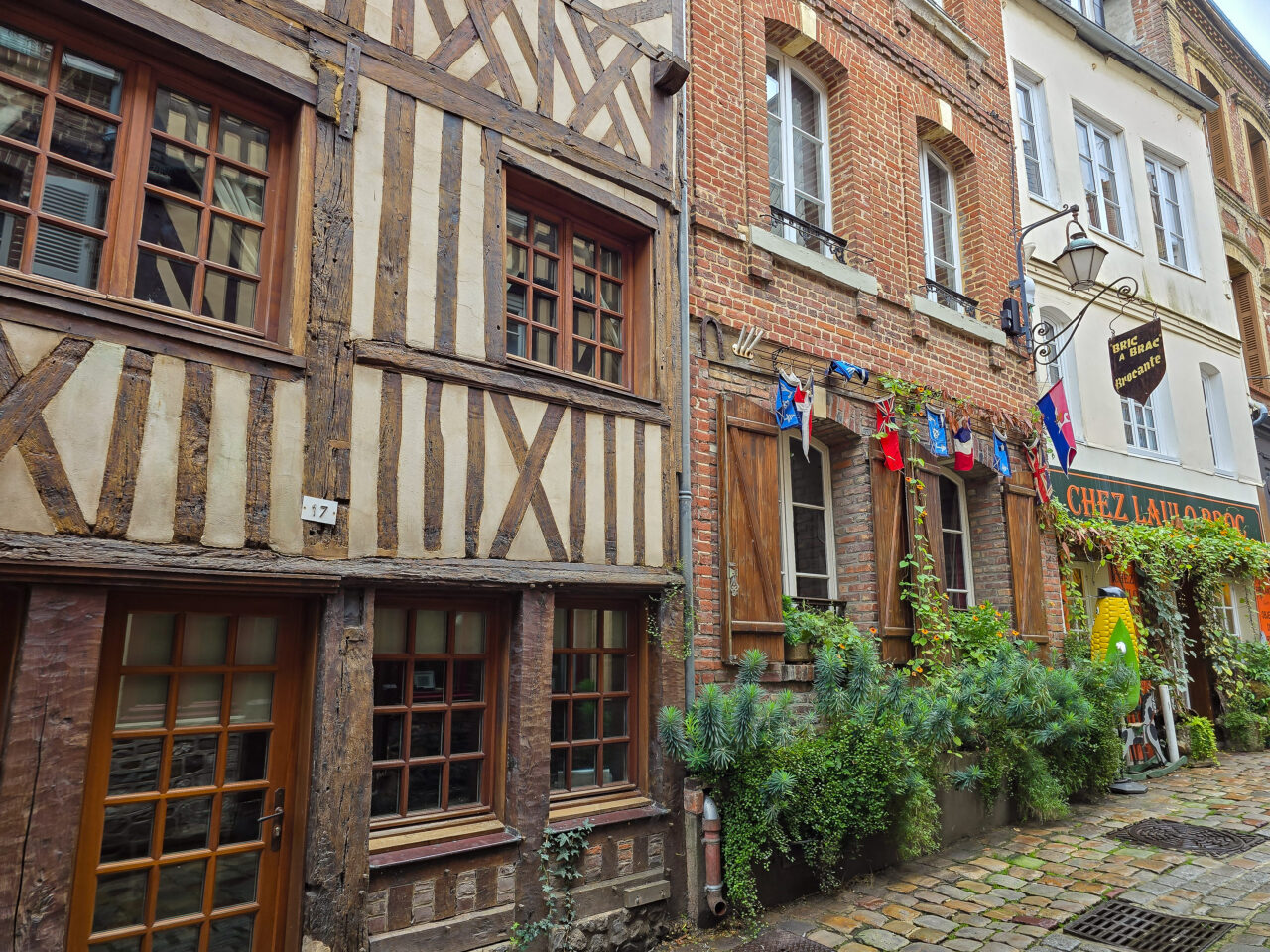 Fachwerkhaus mit Wimpeln in Honfleur