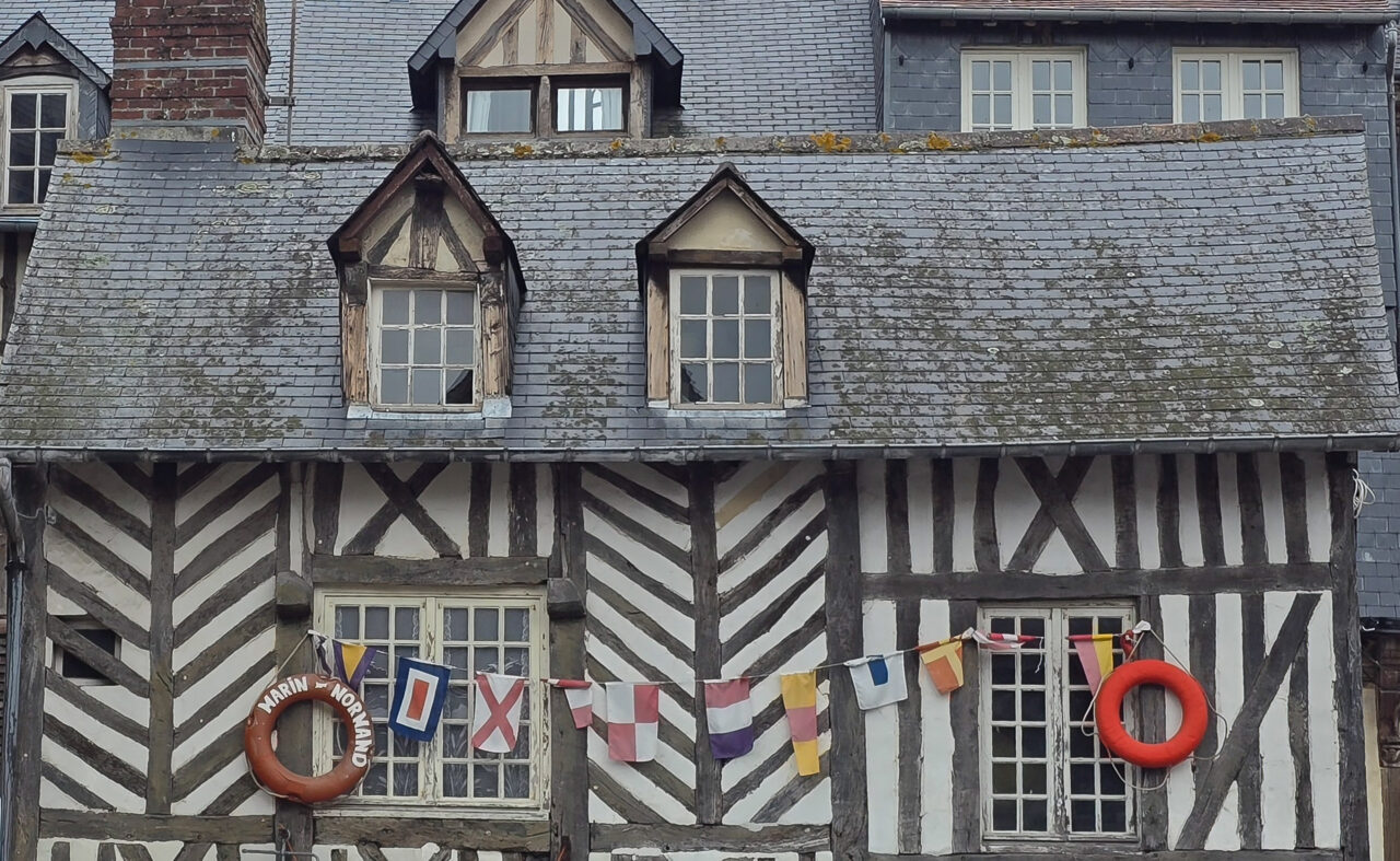 Haus mit Rettungsringen in Honfleur