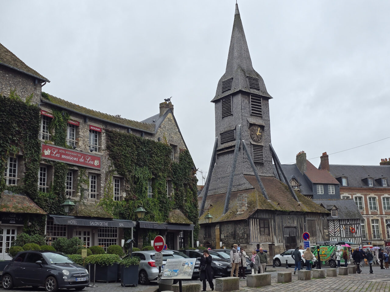 Holzkirche Sainte-Catherine mit freistehendem Glockenturm
