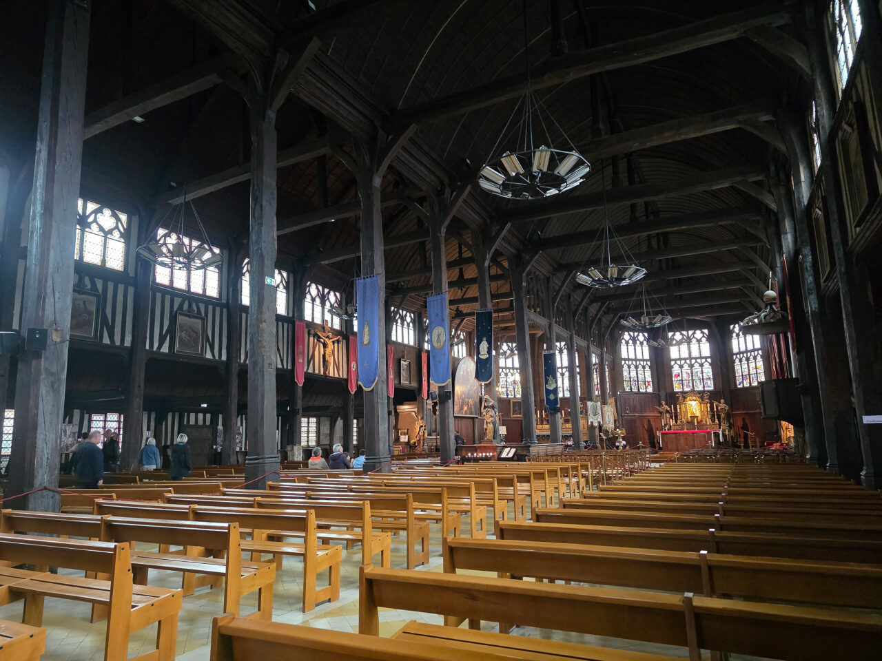 Innenraum der Holzkirche Sainte-Catherine