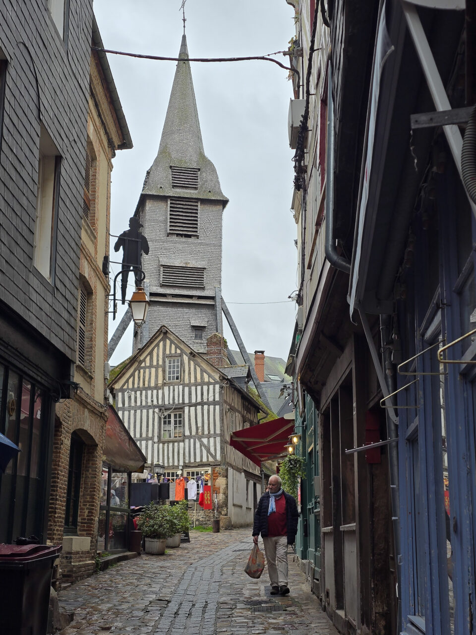 Gasse mit Kirchturm in Honfleur