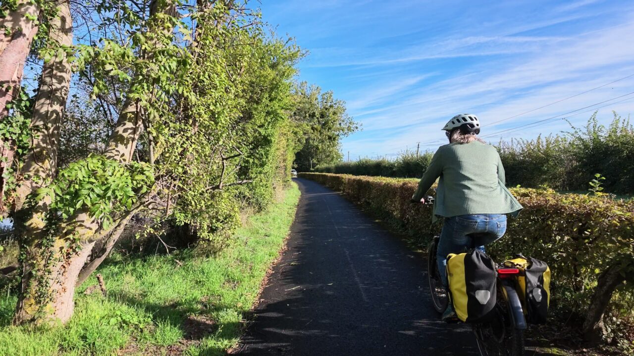 Radweg zwischen Hecken auf dem Weg ans Meer