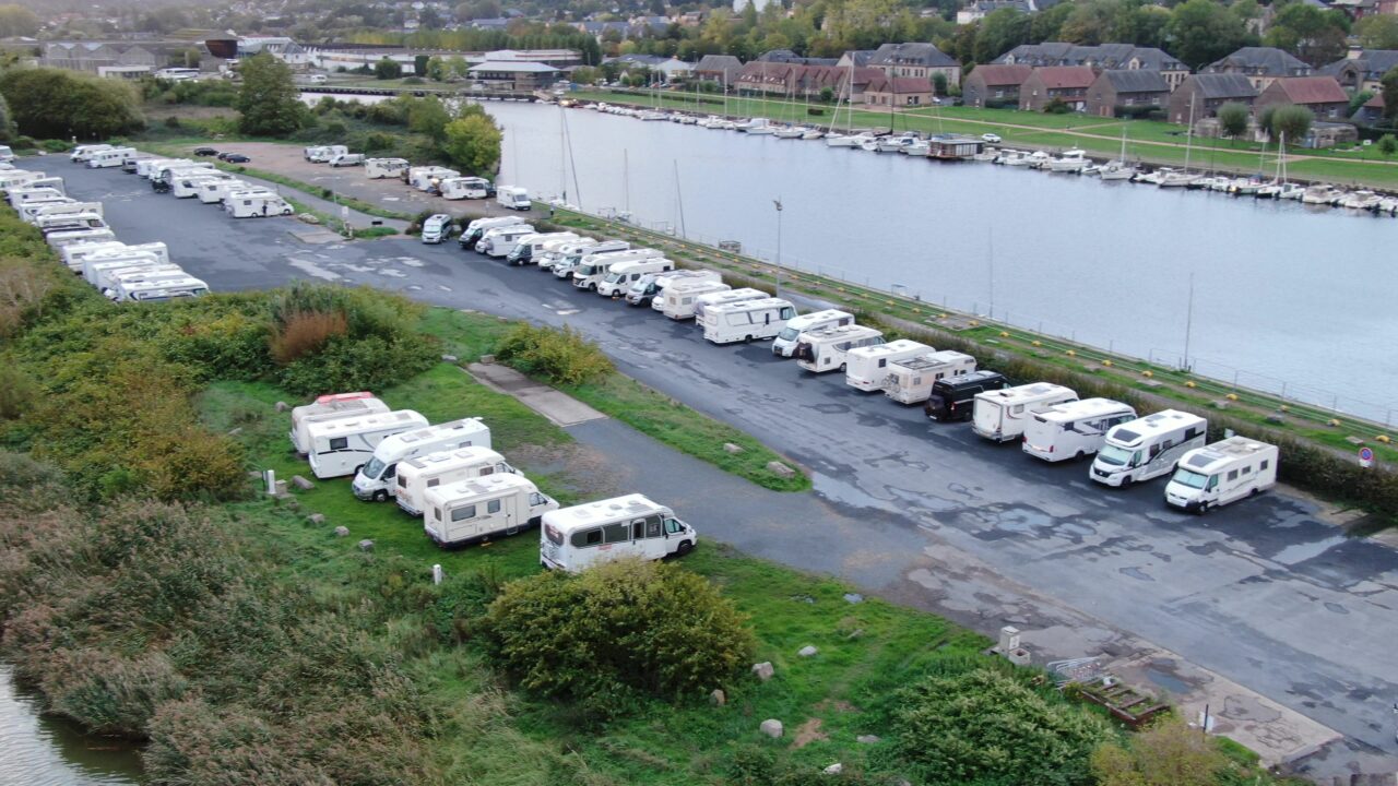 Stellplatz in Honfleur mit Wohnmobilen aus der Drohne