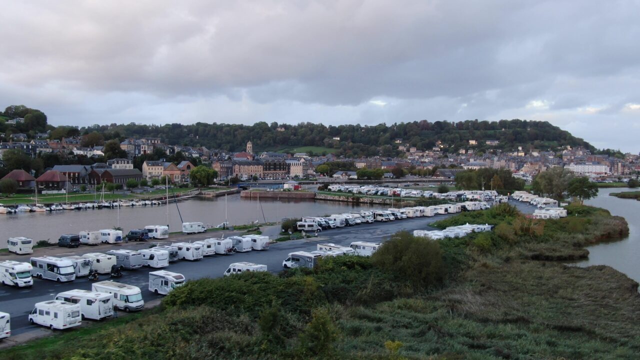 Stellplatz und Hafenbecken von Honfleur aus der Drohne