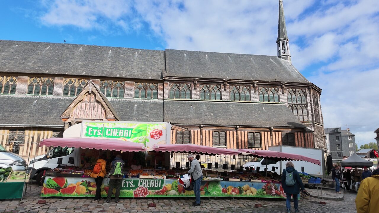 Markt vor der Kirche in Honfleur