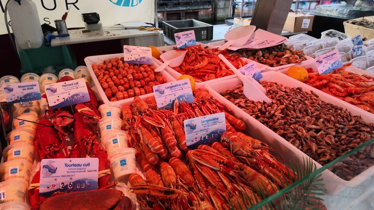 Krebse und Hummer am Marktstand