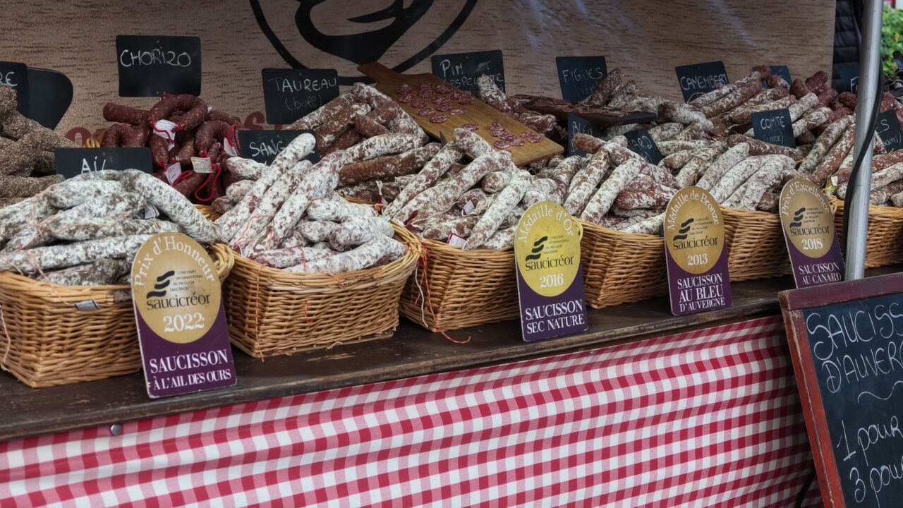 Wurst am Marktstand