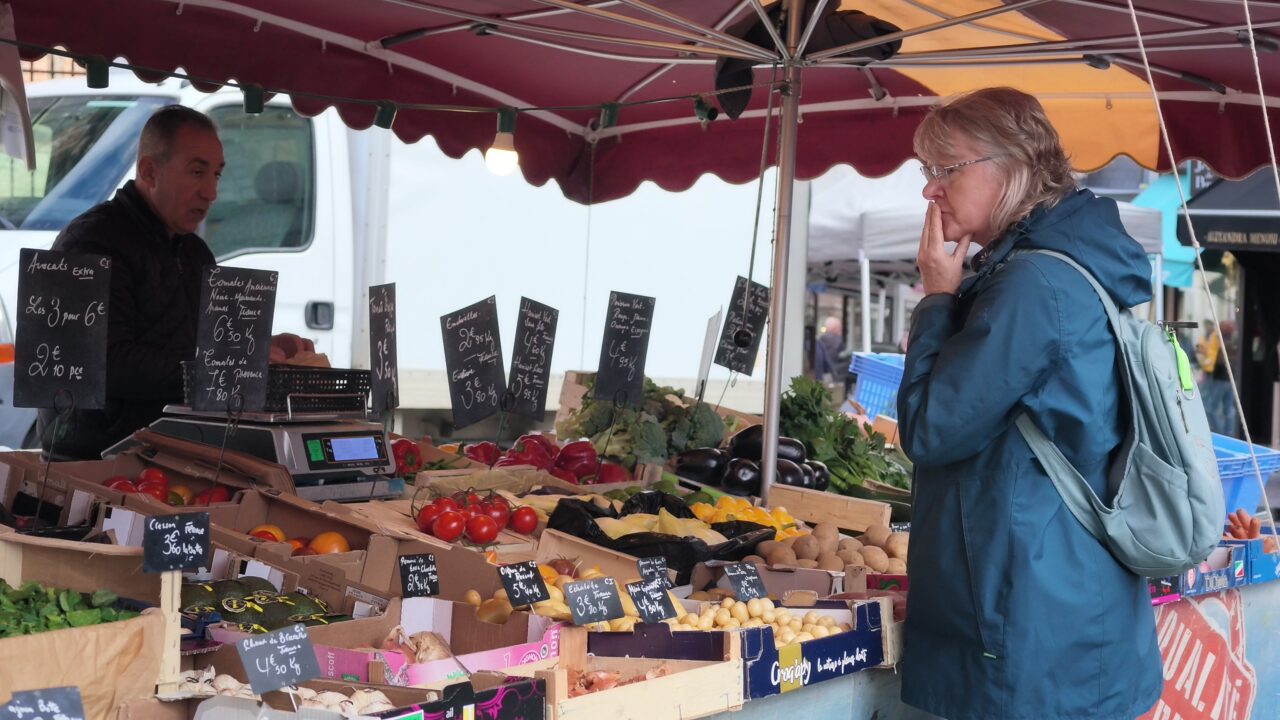 Nadja am Marktstand