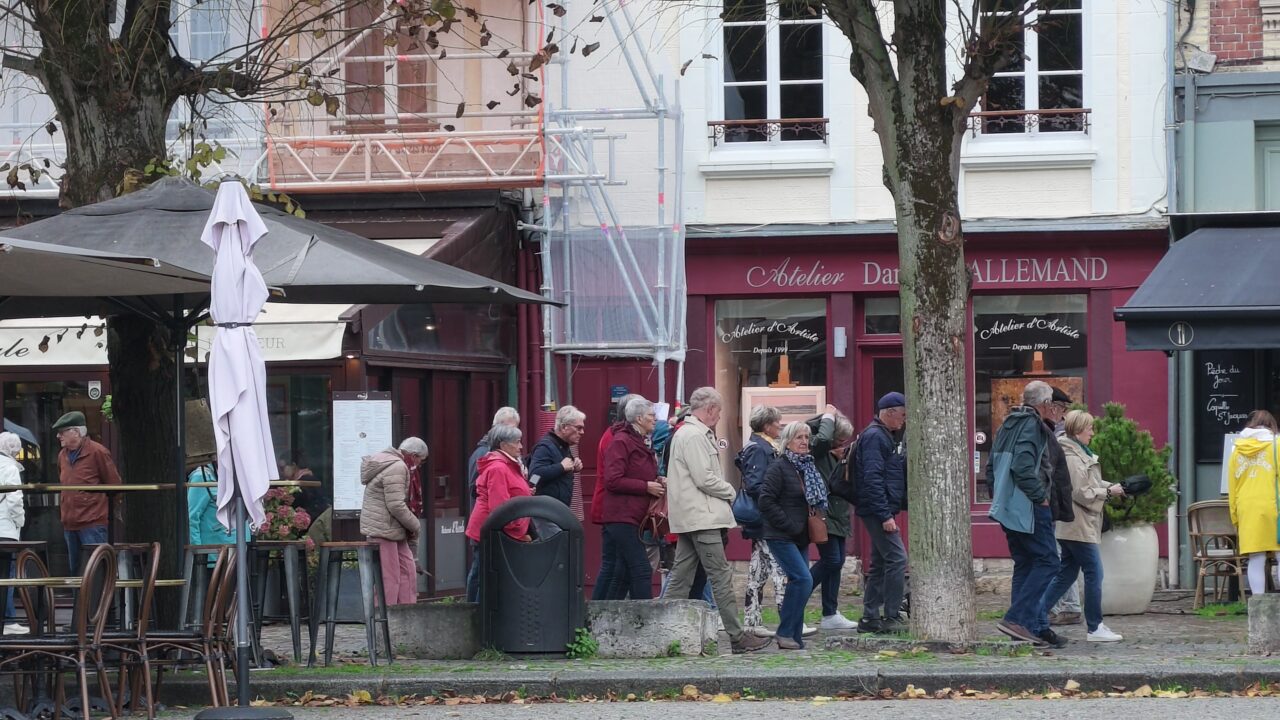 Honfleur voller Menschen am Markttag