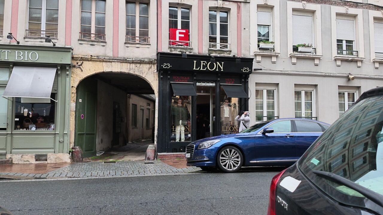 Auto in einer vollen Gasse in Honfleur